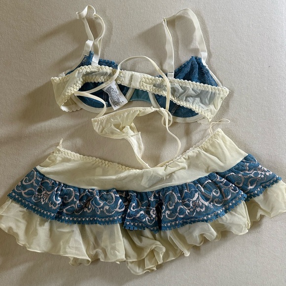 Elegant Blue and Cream Lace Bra Set - Picture 3 of 7